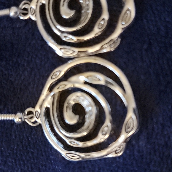 Avon Elegant Silver Swirl Necklace and Earring Set New In Box - Picture 6 of 9